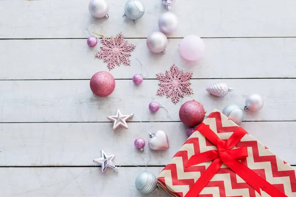 Nieuwjaar feestelijke achtergrond cadeau ballen sneeuwvlok — Stockfoto