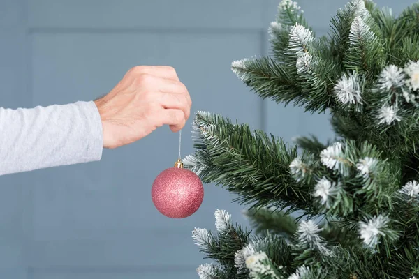 Familie home decor man hang bal fir kerstboom — Stockfoto