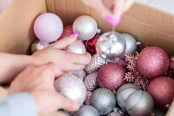 家族のクリスマスの装飾の伝統お祝いボール — ストック写真