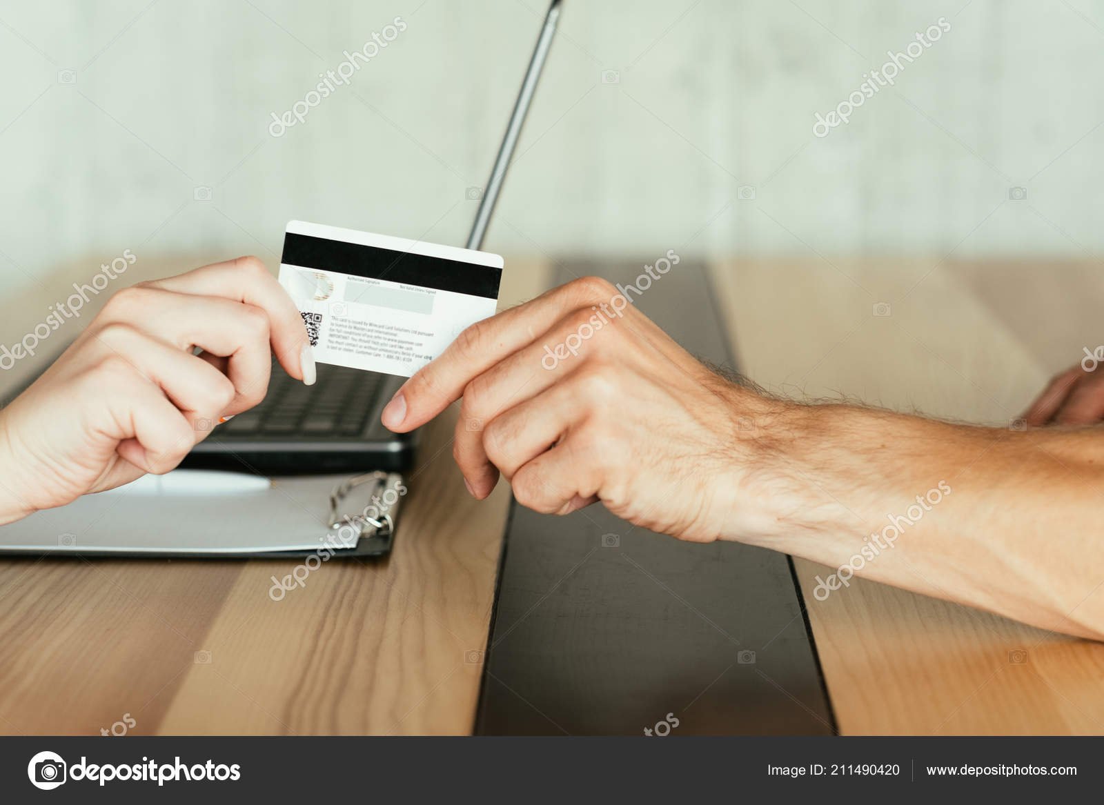koelkast Aggregaat Hassy Online betaling geld transactie bankkaart ⬇ Stockfoto, rechtenvrije foto  door © golubovy #211490420
