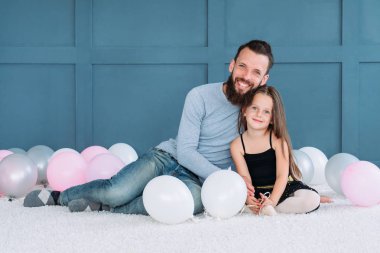 Aile bağı aşk baba kızı mutlu babalık sarılmak