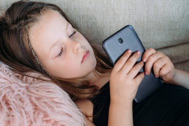 Boştaki çocuk eğlence kız cep telefonu tarama