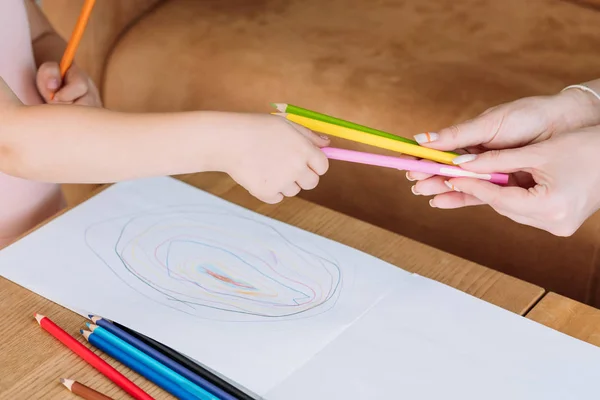 Terapia de arte criança menina lápis desenho pintura passatempo — Fotografia de Stock