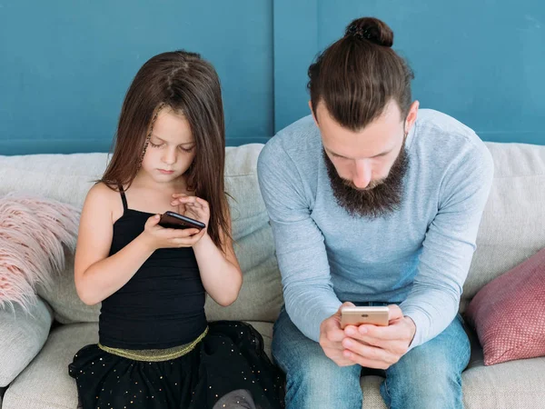 モバイル技術侵略子供の家族問題 — ストック写真