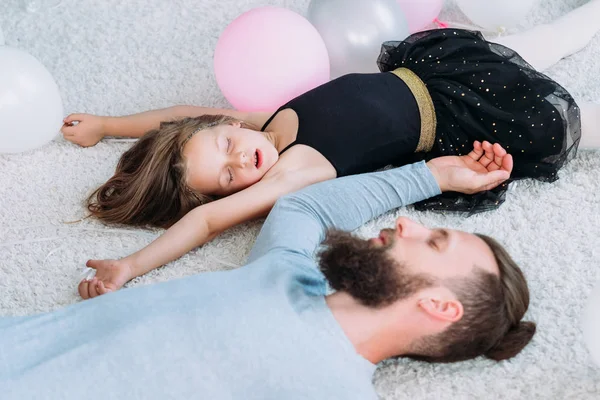 Γονείς lifestyle κουρασμένος ο πατέρας κόρη κοιμάται — Φωτογραφία Αρχείου