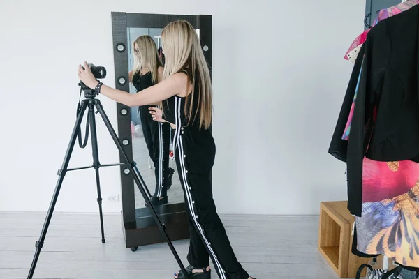 Fashion blogger livsstil fungerande inställningen kameran — Stockfoto