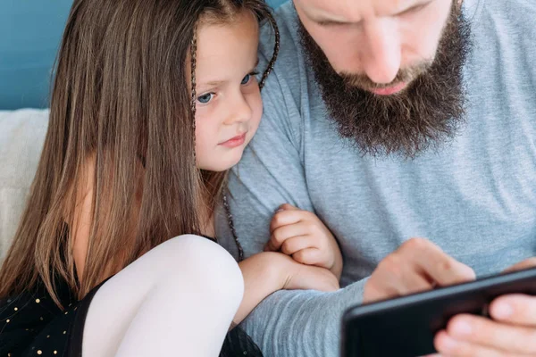 Problemas familiares má parentalidade pai vício telefone — Fotografia de Stock