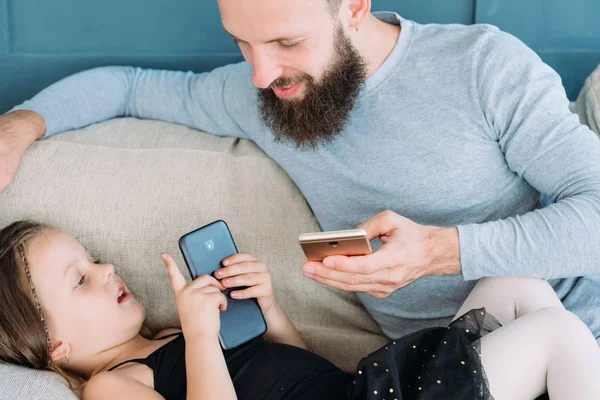 Família ocioso lazer comunicação menina pai telefone — Fotografia de Stock