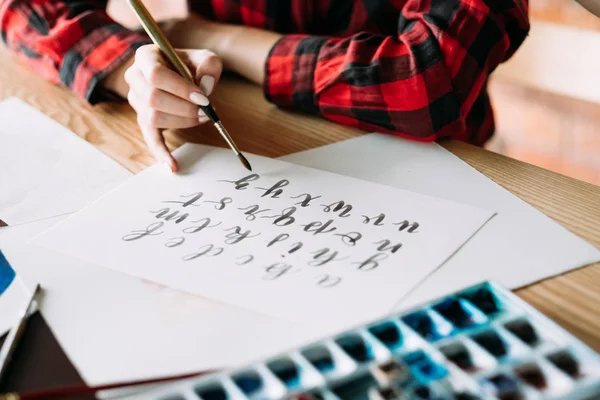 Alfabeto Escrito Mano Mujer Que Domina Las Letras Pincel Arte — Foto de Stock