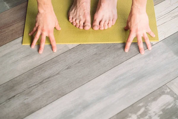 Yoga sport fitness entraînement pieds masculins main tapis de yoga — Photo