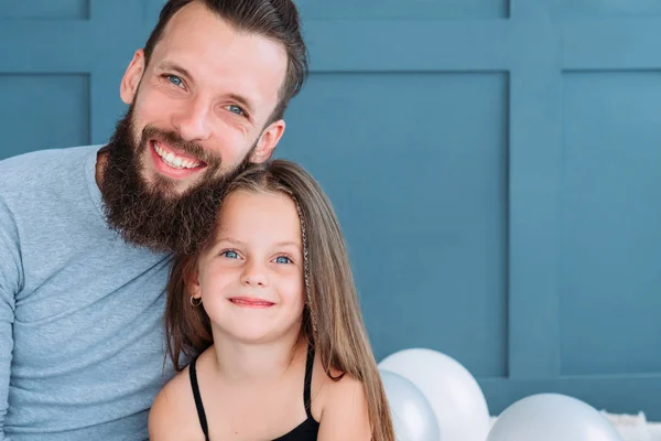 Amor papá chica familia vínculo relación abrazo sonrisa — Foto de Stock