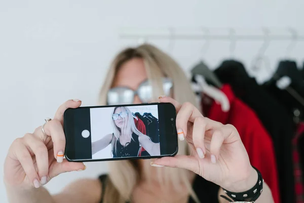 Estilista de moda selfie móvil influencer estilo de vida —  Fotos de Stock