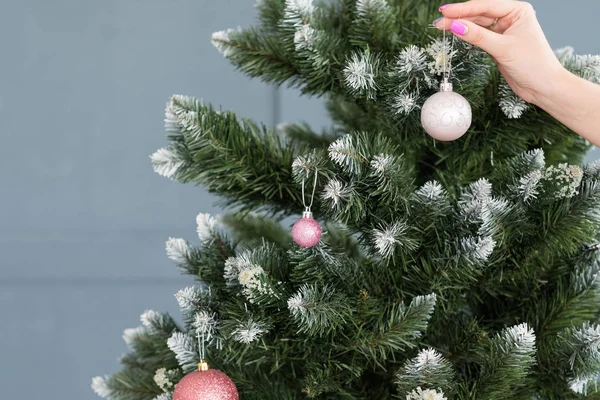 クリスマス ツリーの装飾の伝統の手お祝いボール — ストック写真