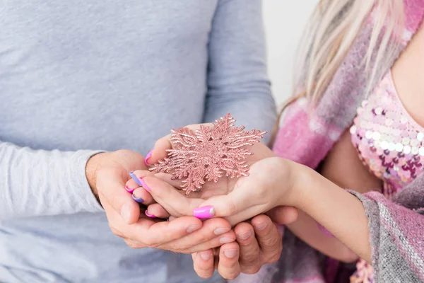 Lycklig familj jul nyår kärlek snöflinga — Stockfoto