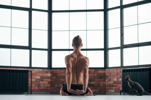 Yoga asana strong toned back muscle spine fit body — Stock Photo, Image