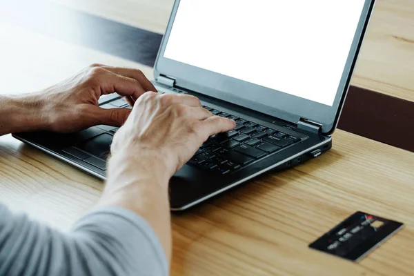 Ganar dinero en línea hombre escribiendo tarjeta bancaria portátil — Foto de Stock