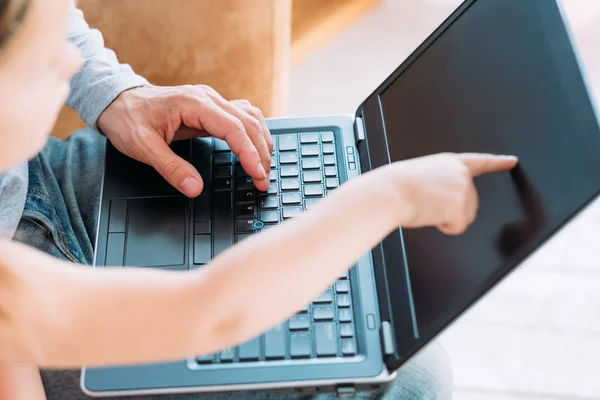 Technologie onderwijs laptop onderliggende punt scherm — Stockfoto