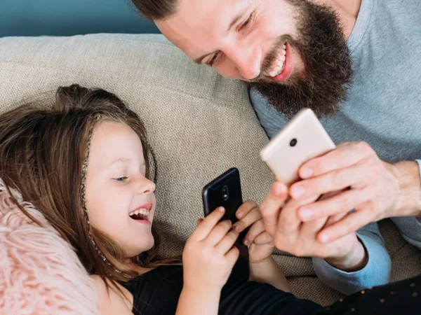Feliz família lazer pai criança rir juntos telefone — Fotografia de Stock