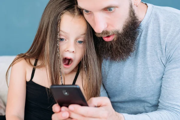 Family leisure shock amazed dad kid reaction phone — Stock Photo, Image