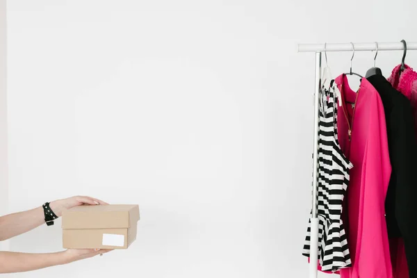 Odzież Online Zakup Towarów Delivey Shoebox Trzymając Się Ręce Kobiety — Zdjęcie stockowe