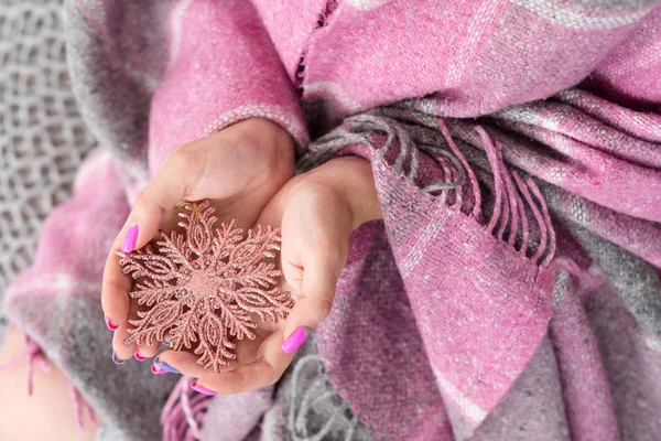 Cozy winter festive time woman snowflake blanket — Stock Photo, Image