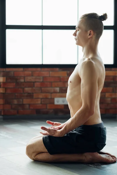 Yoga respiración entrenamiento estilo de vida deporte ajuste cuerpo — Foto de Stock