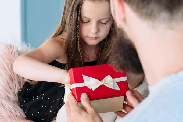 Семейный праздник отец подарка коробка — стоковое фото