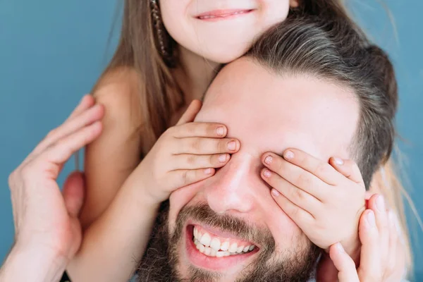 Freude Genuss Mädchen decken Papa Augen Spaß Freizeit — Stockfoto