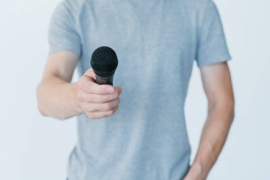 mikrofon röportaj yayın ortamı tutan adam