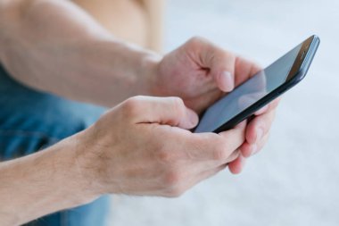 Internet bağımlılığı online alışveriş adam telefonu boşta