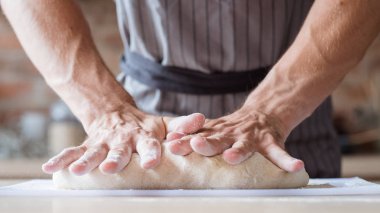 Hamur yoğurma adam hazırlanıyor gıda pasta baker
