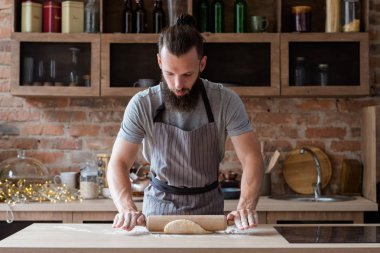 pasta baker gıda hamur PIN haddeleme adam hazırlanıyor