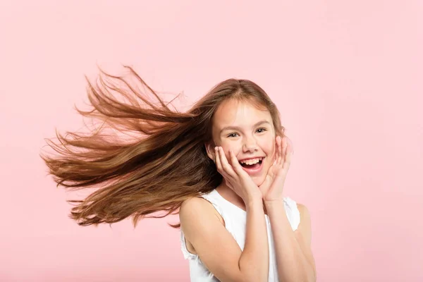 Nagyon aranyos lány hair care egészségügyi termék repülő — Stock Fotó