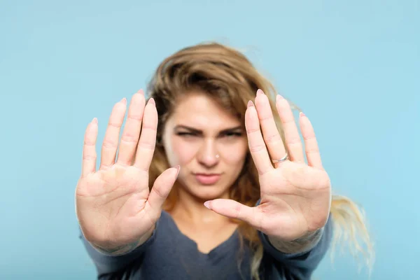 Meisje shutout op privé-leven handen vooruit blok — Stockfoto