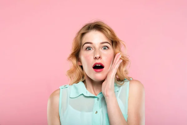 Verrast verbaasd overweldigd meisje reactie — Stockfoto