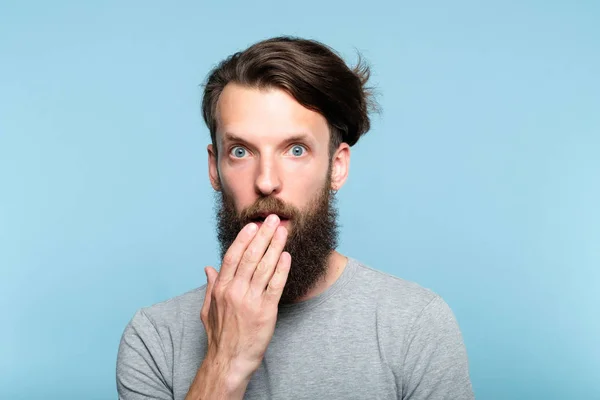 Omg sorprendido hombre estupefacto abrir la boca emoción — Foto de Stock