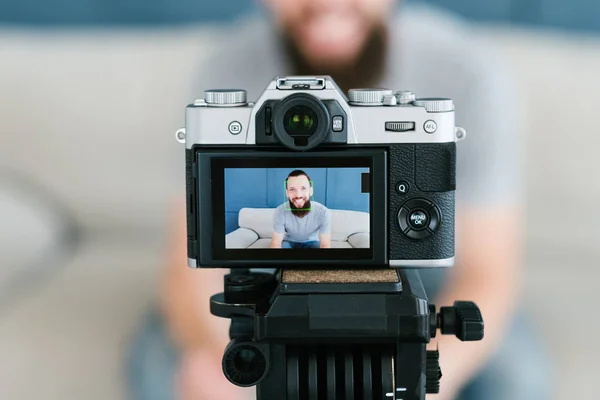 Sociala medier påverkare man skjuta video teknik — Stockfoto