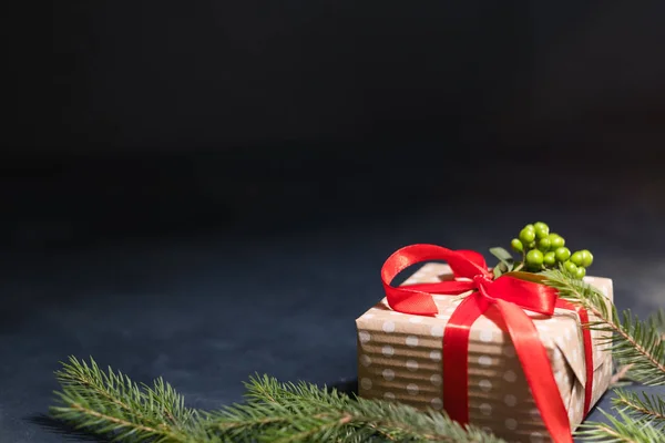 Vánoční dárek pozadí červené jmelí jedle výzdoba — Stock fotografie