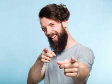 rock başarı onay emin sakallı adam göz kırpıyor