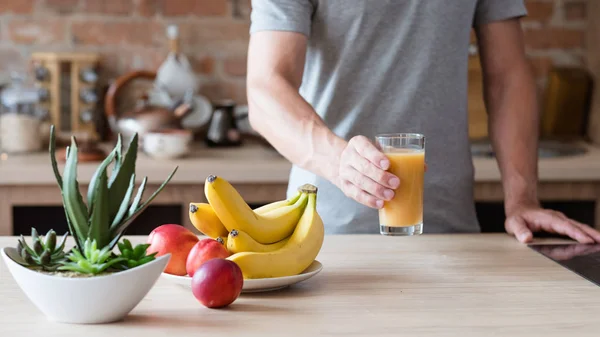 Здорове харчування звичка чоловік фруктовий сік натуральний напій — стокове фото