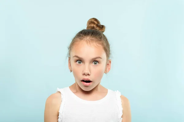 Meglepett döbbenve lány nyitott szájjal érzelmi arc — Stock Fotó