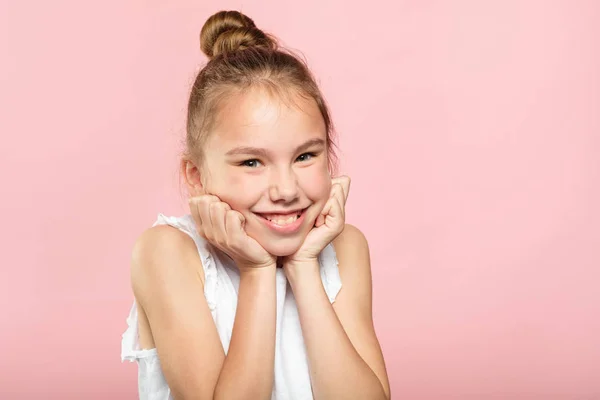 Niedliches lächelndes Mädchen unbeschwert glückliches Kind Emotion — Stockfoto