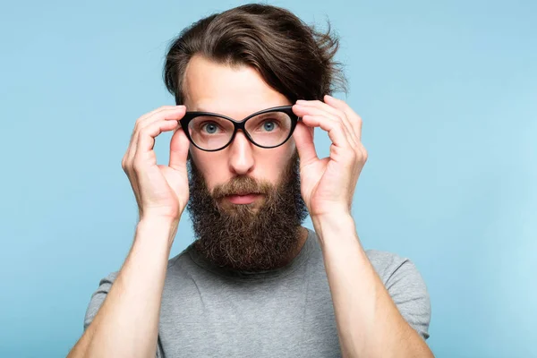 Barbuto hipster fissaggio gatto occhio occhiali geek uomo — Foto Stock