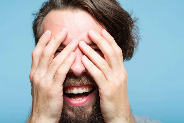 Expressie van emotie gelukkig lachend baard man cover — Stockfoto