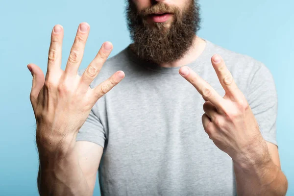 Barbudo hombre mostrar mano número siete cuenta gesto — Foto de Stock