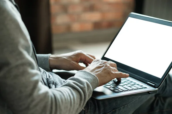 Интернет-бизнесмен работает пустым экраном ноутбука — стоковое фото