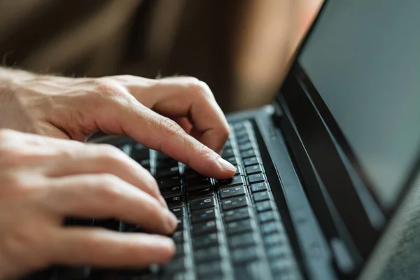 Freelance werk extern werk laptop man hand toetsenbord — Stockfoto