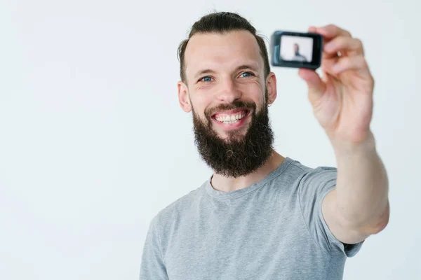 Sociala medier påverkare man video actionkamera — Stockfoto