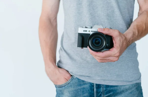 Equipo de fotografía electrónica hombre mantenga la cámara — Foto de Stock