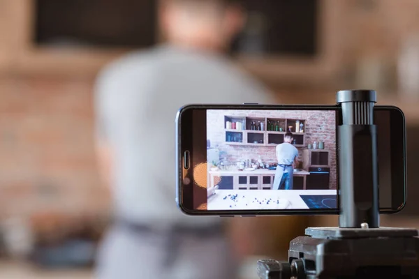 Technology video shoot phone camera man kitchen — Stock Photo, Image